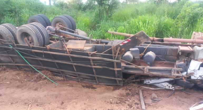Lagoa Grande - Motorista de caminhão transportando gado morre ao colidir contra traseira de carreta na MG-410 Lagoa Grande - Motorista de caminhão transportando gado morre ao colidir contra traseira de carreta na MG-410