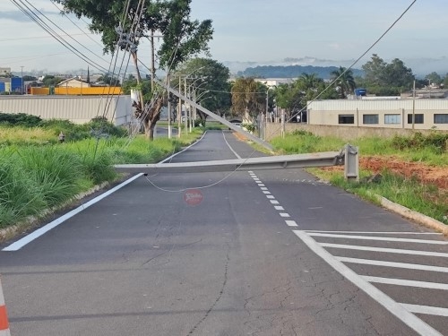 Caminhão colide contra postes no Bairro Céu Azul em Patos de Minas e motorista foge do local