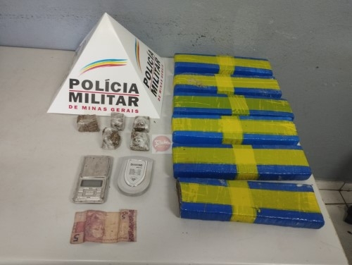 Patos de Minas - PM prende homem por tráfico e apreende grande quantidade de drogas no bairro Jardim Esperança