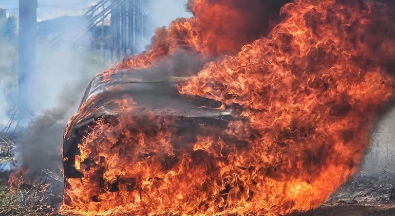 Provável incêndio criminoso em lote na Avenida Marabá destrói veículo em Patos de Minas Provável incêndio criminoso em lote na Avenida Marabá destrói veículo em Patos de Minas