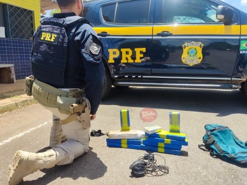 Passageiro de ônibus é preso pela PRF com 10 barras de maconha na mochila na BR-365 Passageiro de ônibus é preso pela PRF com 10 barras de maconha na mochila na BR-365