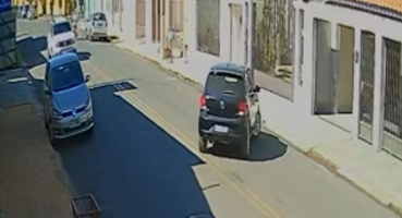 Carmo do Paranaíba – Ladrão invade casa e furta veículo sem levantar suspeitas; veja vídeo