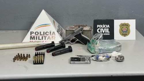 PC e PM apreendem drogas, armas e prende mulher em flagrante no bairro Jardim Esperança; em Patos de Minas PC e PM apreendem drogas, armas e prende mulher em flagrante no bairro Jardim Esperança; em Patos de Minas