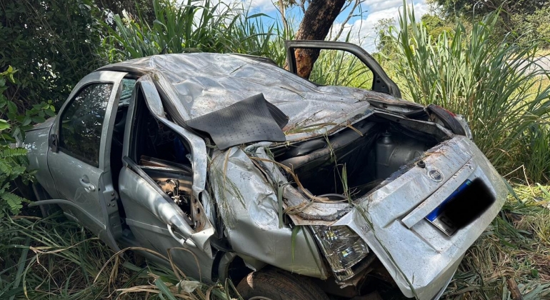 Presidente Olegário - Motorista cochila ao volante e capota veículo na MG-410 Presidente Olegário - Motorista cochila ao volante e capota veículo na MG-410
