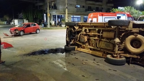 Patos de Minas - Motorista com sinais de embriaguez avança parada obrigatória, provoca acidente e tomba caminhonete Patos de Minas - Motorista com sinais de embriaguez avança parada obrigatória, provoca acidente e tomba caminhonete