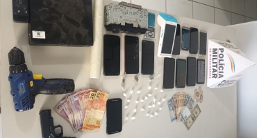 Lagoa Formosa - Polícia Militar apreende drogas, vários celulares, simulacro de arma de fogo e prende três suspeitos Lagoa Formosa - Polícia Militar apreende drogas, vários celulares, simulacro de arma de fogo e prende três suspeitos