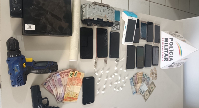 Lagoa Formosa - Polícia Militar apreende drogas, vários celulares, simulacro de arma de fogo e prende três suspeitos Lagoa Formosa - Polícia Militar apreende drogas, vários celulares, simulacro de arma de fogo e prende três suspeitos