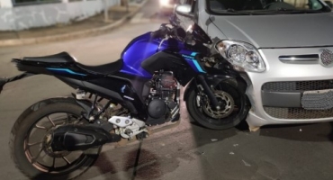 Motociclista fica ferido em colisão com carro na cidade de Patos de Minas Motociclista fica ferido em colisão com carro na cidade de Patos de Minas