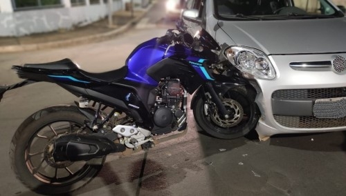 Motociclista fica ferido em colisão com carro na cidade de Patos de Minas Motociclista fica ferido em colisão com carro na cidade de Patos de Minas