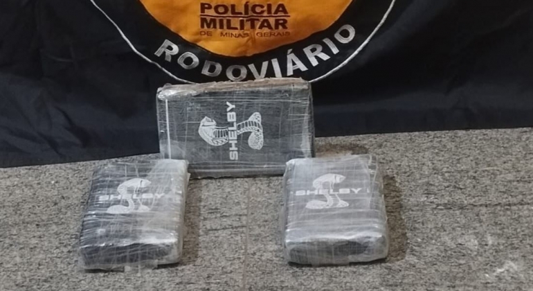 Polícia Militar Rodoviária de Patos de Minas apreende drogas avaliadas em 400 mil reais com passageiros de ônibus Polícia Militar Rodoviária de Patos de Minas apreende drogas avaliadas em 400 mil reais com passageiros de ônibus