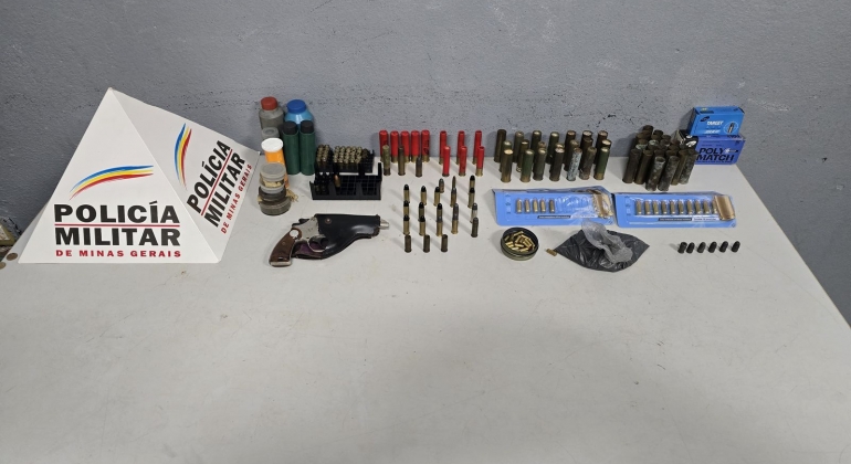 Homem é preso com armas e munições na cidade de Patos de Minas 
