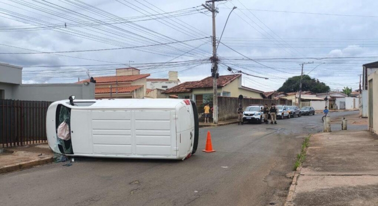 Patos de Minas - Motorista avança parada obrigatória, causa acidente e foge sem prestar socorro Patos de Minas - Motorista avança parada obrigatória, causa acidente e foge sem prestar socorro