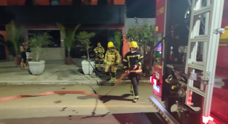 Patos de Minas - Corpo de Bombeiros é acionado para combater incêndio em interior de bar Patos de Minas - Corpo de Bombeiros é acionado para combater incêndio em interior de bar