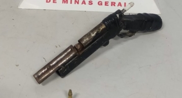 Homem é preso por agredir a companheira e por posse ilegal de arma de fogo em Patos de Minas Homem é preso por agredir a companheira e por posse ilegal de arma de fogo em Patos de Minas