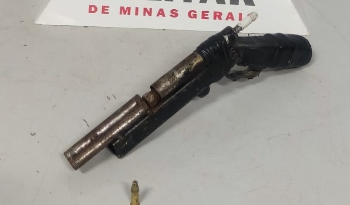 Homem é preso por agredir a companheira e por posse ilegal de arma de fogo em Patos de Minas Homem é preso por agredir a companheira e por posse ilegal de arma de fogo em Patos de Minas