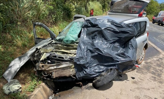 Trágico acidente na BR-262 deixa dois motoristas mortos e jovem em estado gravíssimo Trágico acidente na BR-262 deixa dois motoristas mortos e jovem em estado gravíssimo
