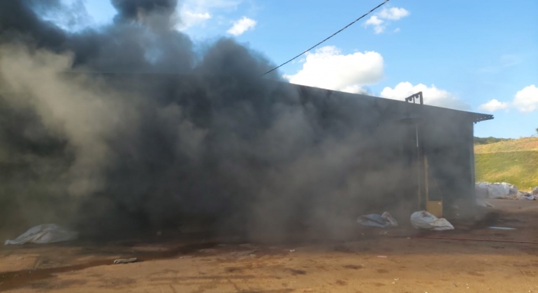 Carmo do Paranaíba – Galpão da Prefeitura pega fogo e mobiliza Corpo de Bombeiros