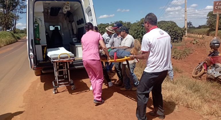 Motoqueiro é socorrido após sofrer queda na estrada de Campo Alegre 