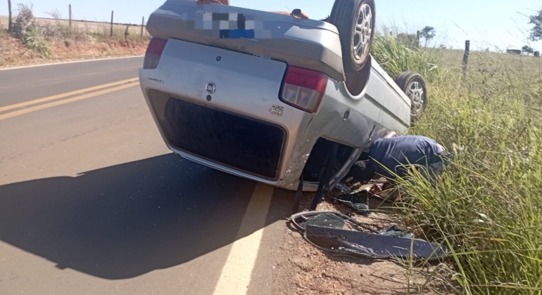 Veículo derrapa em cascalho solto na pista na estrada de Campo Alegre e capota 