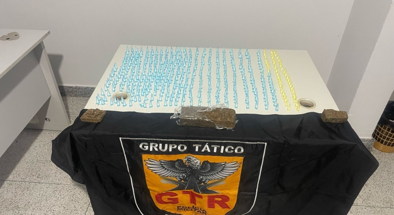 Polícia apreende 500 pinos de cocaína e barras de maconha em abordagem na MGC-462