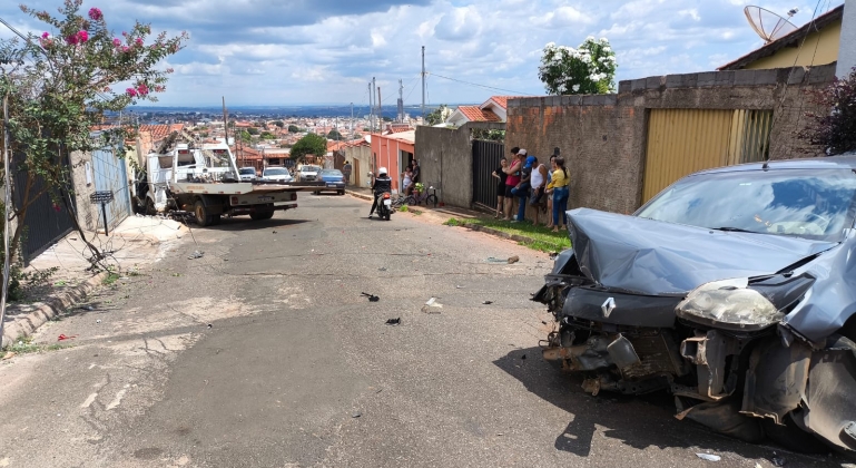 Caminhão guincho apresenta defeito no sistema de freios em Patos de Minas e atinge casas, carros e poste Caminhão guincho apresenta defeito no sistema de freios em Patos de Minas e atinge casas, carros e poste