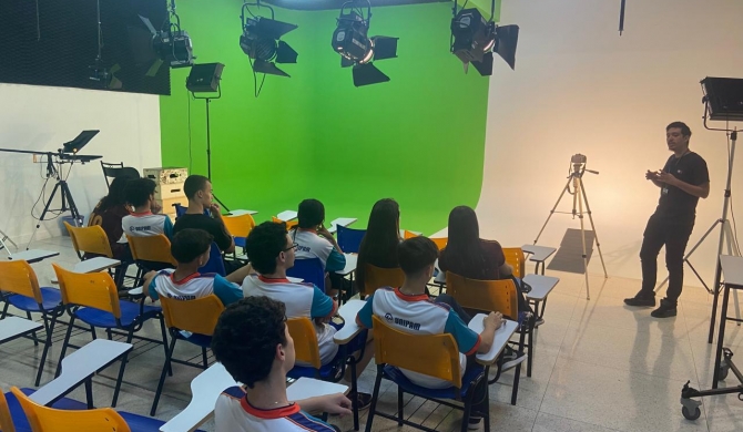  Alunos do Colégio Universitário exploram bastidores do curso de Publicidade e Propaganda