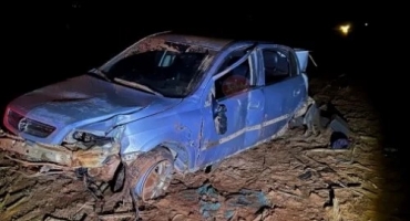 Adolescente pega carro escondido da mãe, bebe e capota veículo em Patos de Minas Adolescente pega carro escondido da mãe, bebe e capota veículo em Patos de Minas