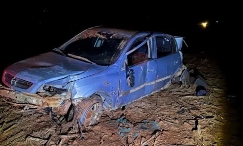 Adolescente pega carro escondido da mãe, bebe e capota veículo em Patos de Minas Adolescente pega carro escondido da mãe, bebe e capota veículo em Patos de Minas