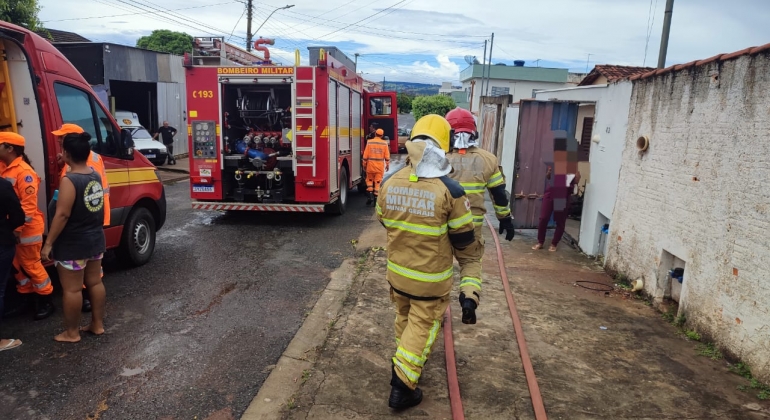 Incêndio em residência no bairro Caramuru em Patos de Minas mobiliza o Corpo de Bombeiros Incêndio em residência no bairro Caramuru em Patos de Minas mobiliza o Corpo de Bombeiros