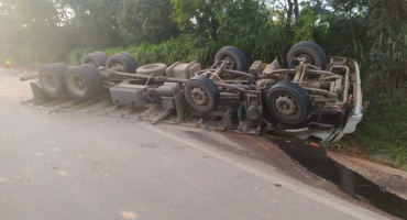 Caminhão capota na BR-262 e uma pessoa morre; em Ibiá Caminhão capota na BR-262 e uma pessoa morre; em Ibiá