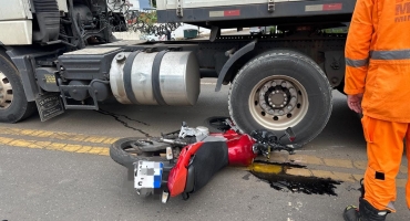 Motociclista fica ferido após avançar parada obrigatória e ser atingido por carreta na avenida JK, em Patos de Minas Motociclista fica ferido após avançar parada obrigatória e ser atingido por carreta na avenida JK, em Patos de Minas