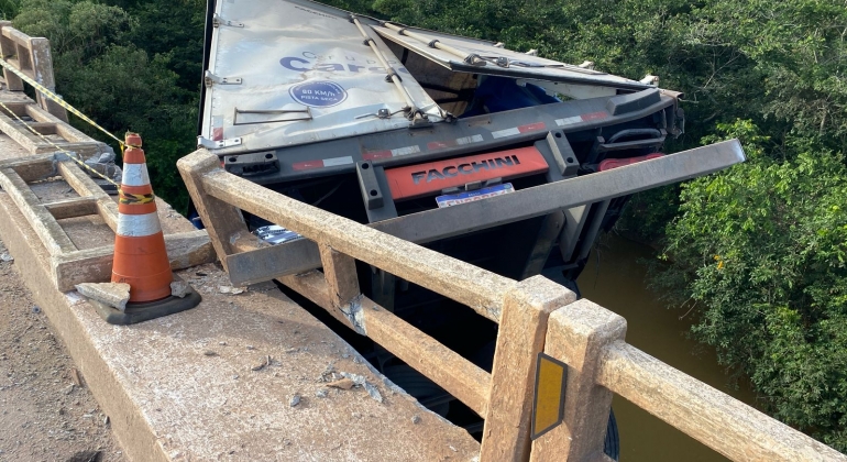 Acidente na BR-262 – Carreta carregada com cerveja sai da pista e cai em rio; motorista morreu no local Acidente na BR-262 – Carreta carregada com cerveja sai da pista e cai em rio; motorista morreu no local