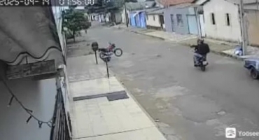 Carmo do Paranaíba - Câmeras flagram ataque a tiros contra residência na Rua Mário Celso Carmo do Paranaíba - Câmeras flagram ataque a tiros contra residência na Rua Mário Celso
