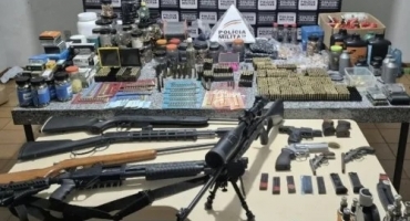Monte Carmelo - Homem é preso com várias armas de fogo e materiais para fabricação de munições Monte Carmelo - Homem é preso com várias armas de fogo e materiais para fabricação de munições