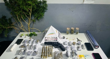 Polícia Militar de Patos de Minas apreende arma de uso restrito e grande quantidade de drogas; após denúncia anônima Polícia Militar de Patos de Minas apreende arma de uso restrito e grande quantidade de drogas; após denúncia anônima