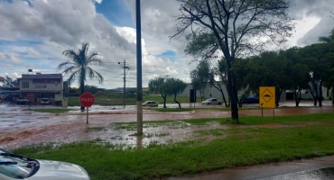 Patos de Minas - Temporal derruba árvores, arranca coberturas e telhados de imóveis e alaga ruas Patos de Minas - Temporal derruba árvores, arranca coberturas e telhados de imóveis e alaga ruas