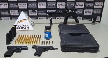 Homem é preso em Monte Carmelo com arsenal de armas e munições durante operação da PM Homem é preso em Monte Carmelo com arsenal de armas e munições durante operação da PM