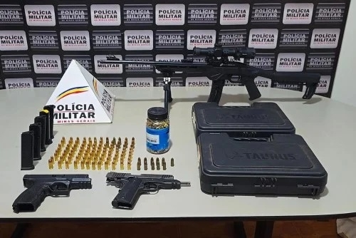 Homem é preso em Monte Carmelo com arsenal de armas e munições durante operação da PM Homem é preso em Monte Carmelo com arsenal de armas e munições durante operação da PM