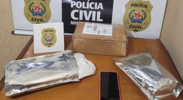 Monte Carmelo - Mulher é presa pela Polícia Civil ao receber drogas enviadas por meio de empresa de transportes Monte Carmelo - Mulher é presa pela Polícia Civil ao receber drogas enviadas por meio de empresa de transportes