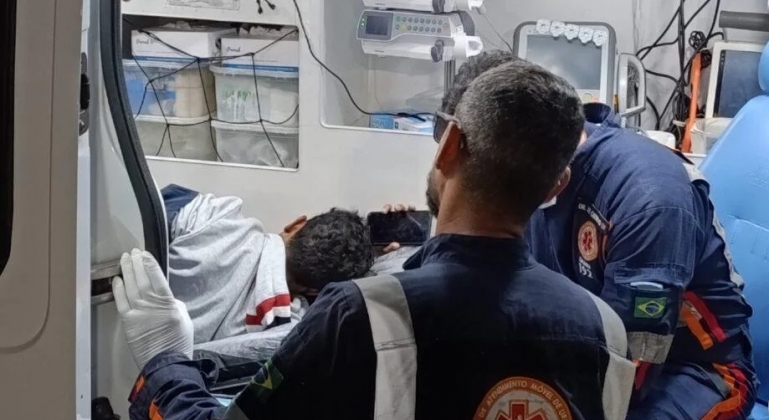 Rapaz é baleado nas costas no Bairro Nossa Senhora de Fátima em Patos de Minas; atiradores estão sendo procurados Rapaz é baleado nas costas no Bairro Nossa Senhora de Fátima em Patos de Minas; atiradores estão sendo procurados