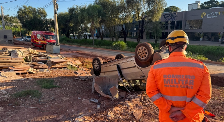 Motorista de 18 anos capota veículo na Av. Fátima Porto; em Patos de Minas Motorista de 18 anos capota veículo na Av. Fátima Porto; em Patos de Minas