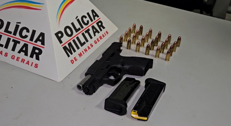 Patos de Minas - Homem é preso com arma durante preparativos da Fenapraça na Avenida Getúlio Vargas Patos de Minas - Homem é preso com arma durante preparativos da Fenapraça na Avenida Getúlio Vargas