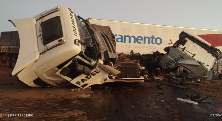 Motorista embriagado provoca acidente na BR-365 e duas carretas ficam destruídas Motorista embriagado provoca acidente na BR-365 e duas carretas ficam destruídas