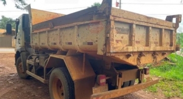 Tampa de caminhão da Prefeitura de Patos de Minas atinge homem que fica gravemente ferido Tampa de caminhão da Prefeitura de Patos de Minas atinge homem que fica gravemente ferido