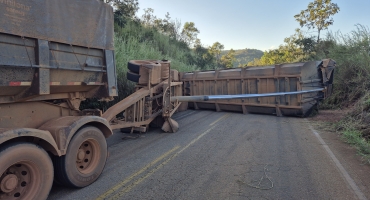 Coromandel - Caminhão trator com calcário agrícola tomba na MG 188