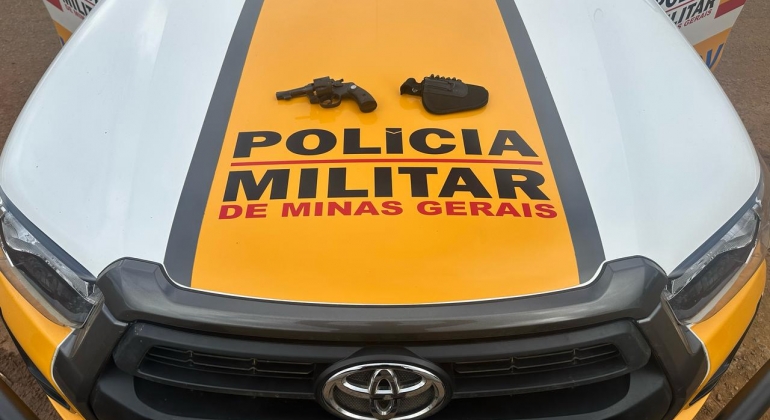 Passageiro de automóvel é preso com arma de fogo na MCG-354; em Presidente Olegário Passageiro de automóvel é preso com arma de fogo na MCG-354; em Presidente Olegário