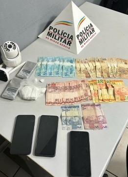 Polícia Militar apreende droga e dinheiro em Patos de Minas e encaminha suspeitos de tráfico para a delegacia Polícia Militar apreende droga e dinheiro em Patos de Minas e encaminha suspeitos de tráfico para a delegacia