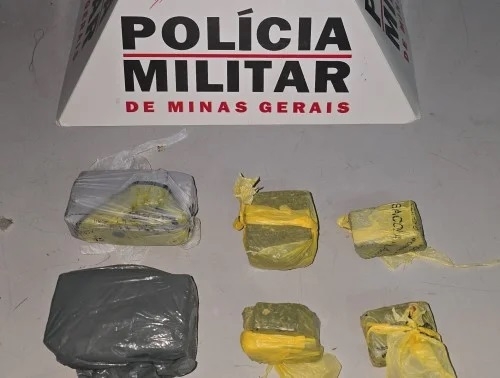 Patos de Minas - Jovem de 18 anos é preso em flagrante por tráfico de drogas no bairro Jardim Esperança Patos de Minas - Jovem de 18 anos é preso em flagrante por tráfico de drogas no bairro Jardim Esperança