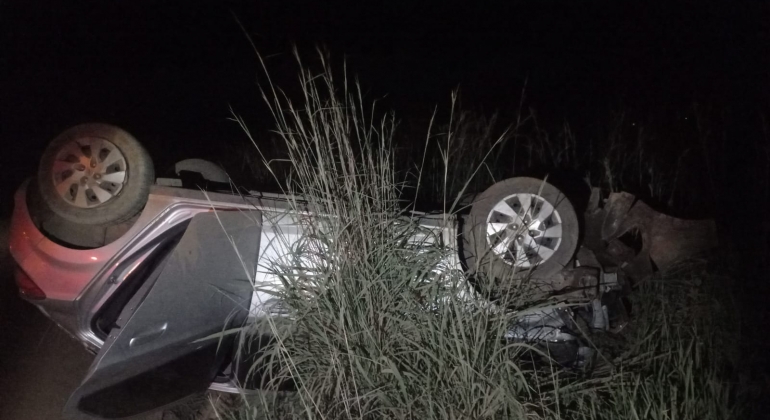 Veículo capota em trecho em obras e deixa motorista ferido na MGC-354; entre Patos de Minas e Presidente Olegário Veículo capota em trecho em obras e deixa motorista ferido na MGC-354; entre Patos de Minas e Presidente Olegário