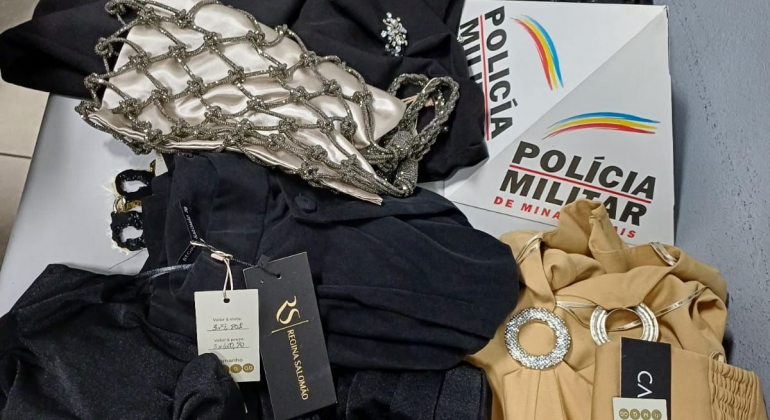 Polícia Militar prende mulher tentando fugir em ônibus após aplicar golpe de R$ 6 mil em loja de roupas em Patos de Minas Polícia Militar prende mulher tentando fugir em ônibus após aplicar golpe de R$ 6 mil em loja de roupas em Patos de Minas